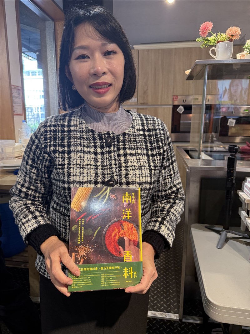 Teresa Liu penulis buku "Southeast Asian Spices (餐桌上的南洋香料百科)" menjadi pembicara kedua dalam workshop tersebut. (Sumber Foto : CNA)