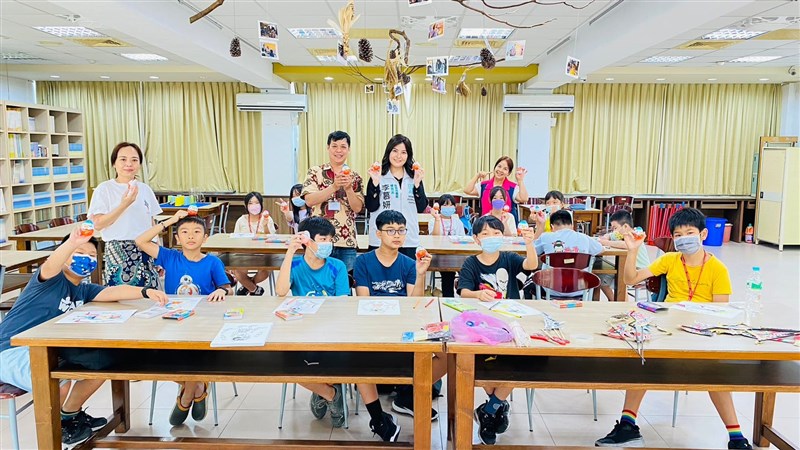 Agus Lie (berbaju Batik) setelah mengajar menjadi relawan di salah satu sekolah di Taiwan. (Sumber Foto : Agus Lie)