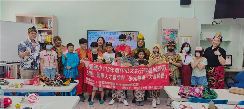 Agus Lie (kiri berbaju batik) juga mengajarkan budaya Indonesia di sekolah Taiwan. (Sumber Foto : Agus Lie)