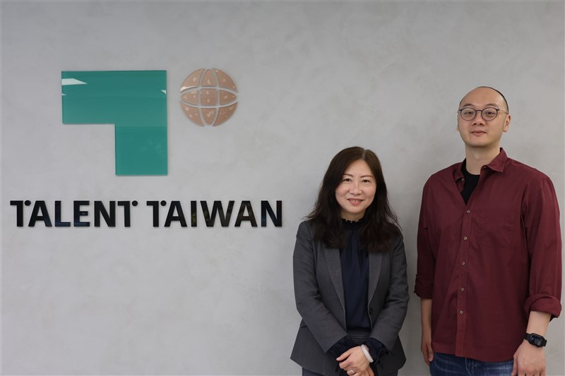 Jonathan Liao (kanan), direktur pelaksana International Talent Taiwan Office, berpose bersama Hsieh Chia-yi, kepala Departemen Pengembangan Sumber Daya Manusia Dewan Pengembangan Nasional, di cabang Taipei International Talent Taiwan Office pada hari Kamis. (Sumber foto: CNA)