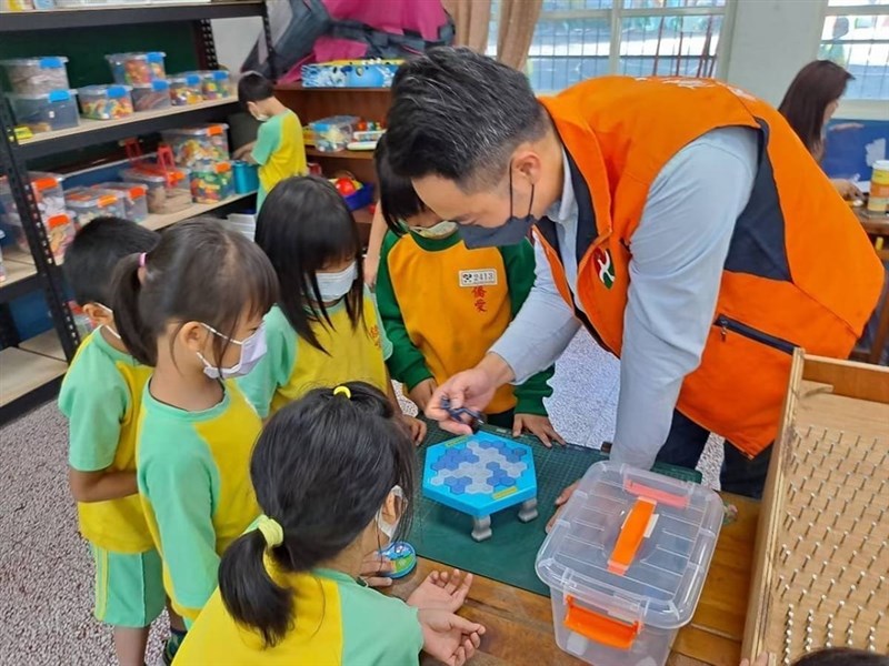 Agus lie saat menjadi relawan di perpustakaan mainan Taiwan. (Sumber Foto : Agus Lie)