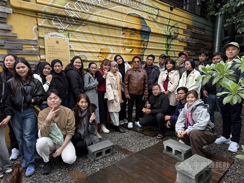 Ketua Umum ASPATAKI Saiful Mashud (tengah, berjaket cokelat) berfoto bersama PMI seusai acara reuni. (Sumber Foto : CNA, 1 Feb 2026)