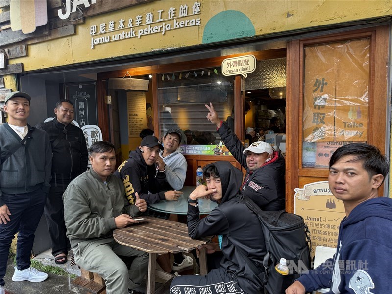 Sunarto (mengenakan topi putih) ABK asal Pemalang yang bekerja di Pelabuhan Senao, New Taipei. (Sumber Foto : CNA, 1 Februari 2026)