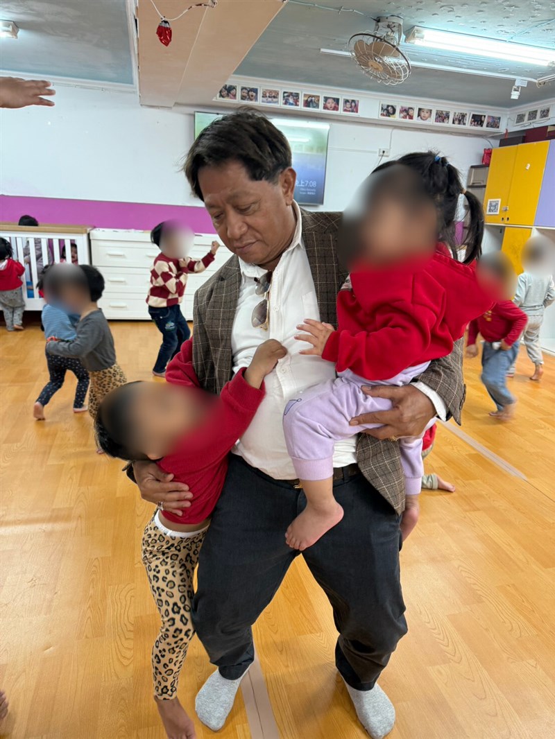 "Anak-anak itu minta digendong terus. Mereka ini membutuhkan kehangatan seorang ayah," ujar Saiful saat berada di panti Harmony Home Foundation, Taiwan. (Sumber Foto : CNA, 1 Feb 2026)
