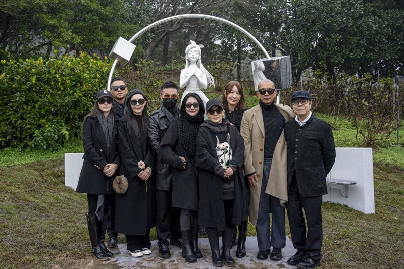 Saudari Barbie Hsu, Dee Hsu (tengah), suami Koo Jun-yup (kedua dari kanan) dan teman-teman lainnya berpose untuk foto di depan patung peringatan Barbie Hsu di sebuah pemakaman pribadi di New Taipei pada hari Senin. (Sumber Foto : Dokumentasi agensi, 2 Februari 2026)