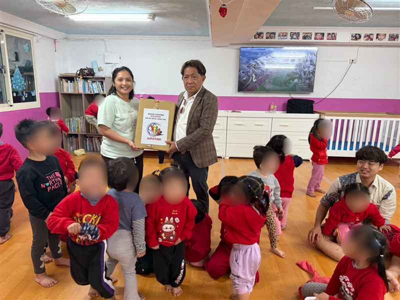 Ketua Umum ASPATAKI Saiful (kanan) memberikan bingkisan bantuan yang diterima oleh staf panti Harmony Home Foundation, Taiwan. (Sumber Foto : CNA, 1 Feb 2026)