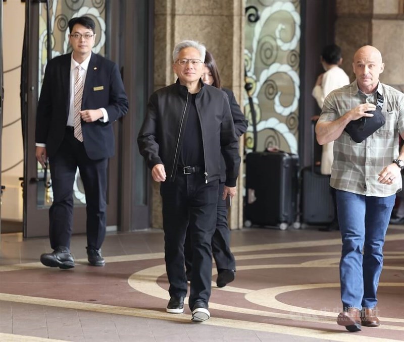 CEO Nvidia Corp. Jensen Huang (tengah) pada Minggu di Taipei. (Sumber Foto : CNA, 1 Februari 2026)