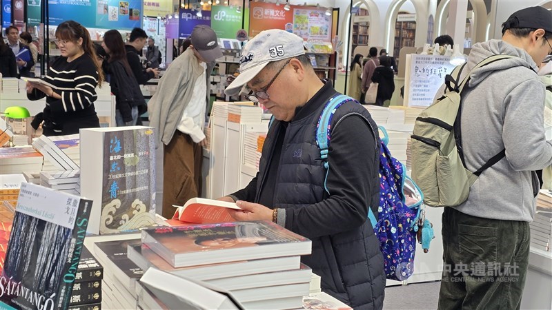 Seorang pria membaca di salah satu stan di Pameran Buku Internasional Taipei pada hari Selasa. (Sumber Foto : CNA, 3 Februari 2026)