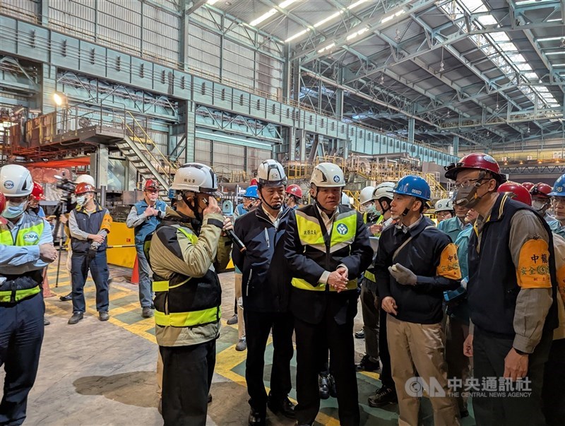 Inspeksi keselamatan kerja di Taichung, Selasa. (Sumber Foto : CNA, 3 Februari 2026)