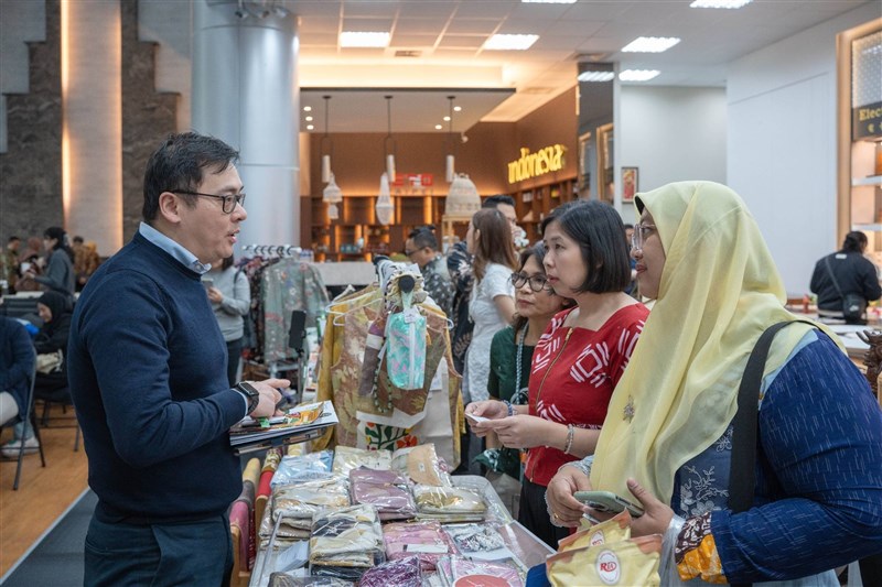 Salah satu UMKM yang datang presentasi dan berdialog dengan dispora Indonesia. (Sumber Foto : KDEI)