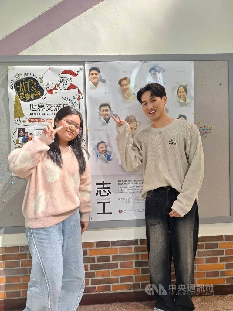 Vivian Felicia Yeo (kiri) asal Indonesia dan Tanadorn Komai (kanan) dari Thailand. (Sumber Foto : Dokumentasi CNA)