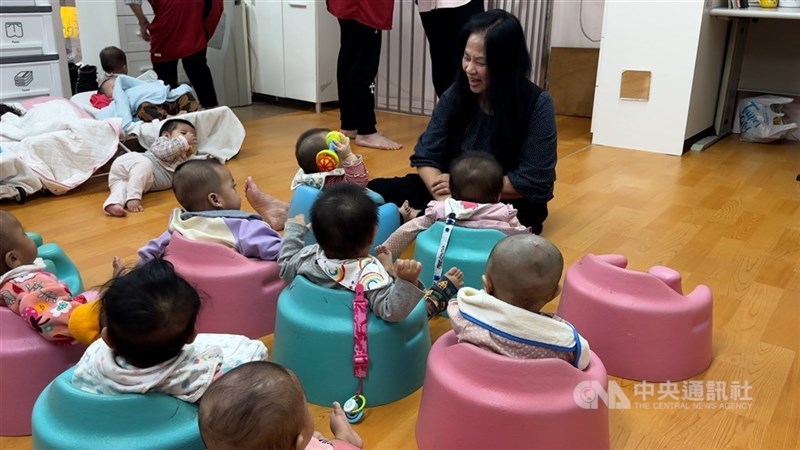 Pendiri Harmony Home, Nicole Yang bermain dengan beberapa anak tanpa dokumen di tempat penampungan yang dikelola oleh LSM tersebut. (Sumber Foto : CNA, 5 Februari 2026)