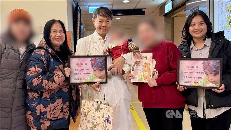 Pendiri Harmony Home, Nicole Yang (kedua dari kiri), dokter kandungan Shih Jin-chung (ketiga dari kiri), Ellie (kedua dari kanan) dan bayinya (digendong oleh Shih) berpose untuk foto di NTUCH di Taipei pada awal Januari. (Sumber Foto : Shih Jin-chung, 5 Februari 2026)