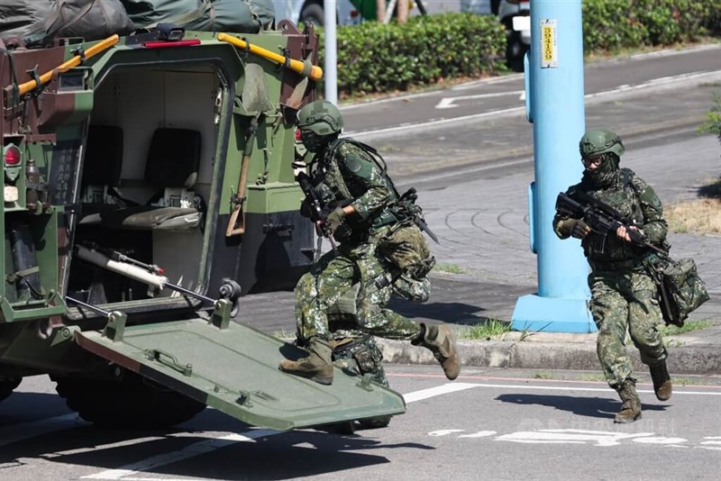 Prajurit Taiwan menaiki kendaraan lapis baja selama latihan militer Han Kuang 2025. (Sumber Foto : Dokumentasi CNA) 