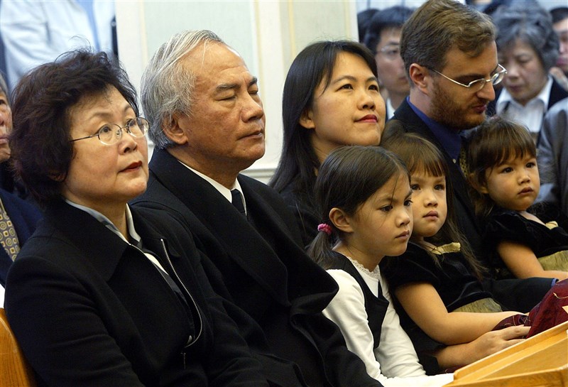 Lin I-hsiung (kedua dari kiri), didampingi istrinya Fang Su-min dan putri sulungnya Lin Huan-chun, menghadiri upacara peringatan tahun 2007 untuk Pembantaian Keluarga Lin di Gereja Presbiterian Gī-kong, yang telah diubah dari rumah mereka sebelumnya tempat pembantaian terjadi pada 28 Februari 1980. (Sumber Foto : Dokumentasi CNA)