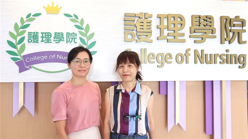 Dekan Fakultas Keperawatan NYCU Chien Li-ying (kanan) dan mahasiswa doktoral NYCU Huang Hsiu-yun. (Sumber Foto : NYCU)