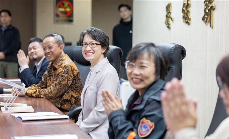 Dari kiri ke kanan: Menteri Ketenagakerjaan Hung Sun-han, Wakil Presiden Hsiao Bi-khim, Kepala KDEI Taipei Arif Sulistiyo, dan Menteri Dalam Negeri Taiwan Liu Shyh-fang, dalam pelatihan Sabtu. (Sumber Foto : Kantor Kepresidenan)