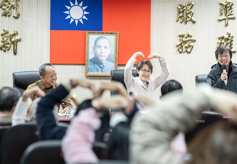 Wakil Presiden Hsiao Bi-khim (tengah) bersama Kepala KDEI Taipei Arif Sulistiyo (kiri) dan Menteri Dalam Negeri Taiwan Liu Shyh-fang (kanan) dalam pelatihan Sabtu. (Sumber Foto : Kantor Kepresidenan)