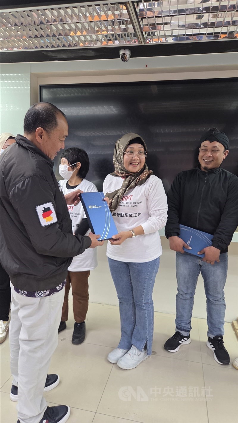 Fajar (tengah) Ketua Gabungan Tenaga Kerja Bersolidaritas (GANAS). (Sumber Foto : Dokumentasi CNA)