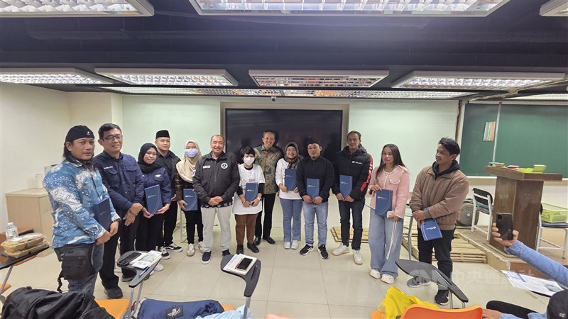 Ketua DEWAS BPJS Ketenagakerjaan memberikan kenang-kenangan bagi perwakilan organisasi PMI Taiwan. (Sumber Foto : CNA)