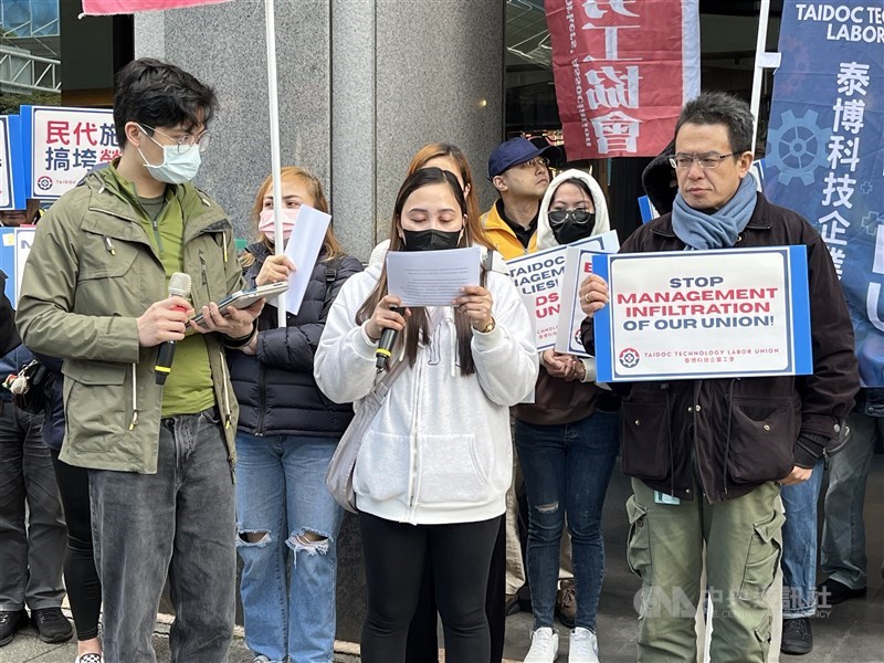 Ketua Taidoc Technology Labor Union, Elizabeth Basas (depan, tengah) di luar Kementerian Ketenagakerjaan di Taipei pada Senin, didampingi sekretaris jenderal serikat, Lennon Wang (baris depan, kanan). (Sumber Foto : CNA, 9 Februari 2026)