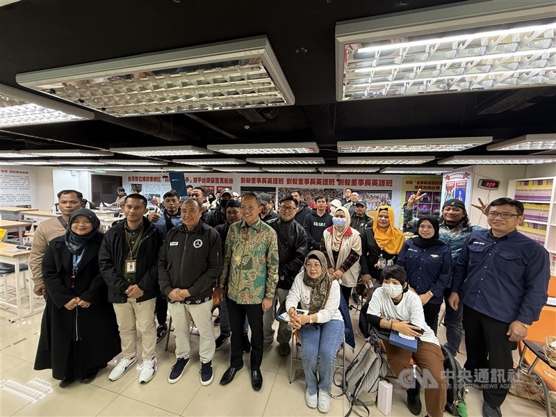 KDEI Taipei, DEWAS BPJS Ketenagakerjaan, dan seluruh peserta diskusi dan dialog berfoto bersama seusai acara. (Sumber Foto : CNA)