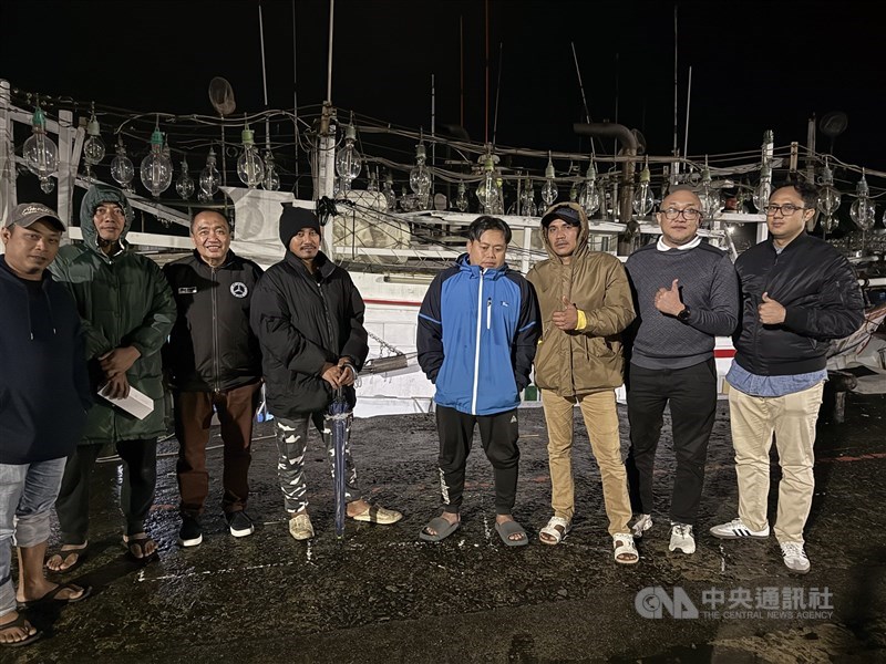 DEWAS BPJS Ketenagakerjaan berfoto di depan kapal bersama para ABK. (Sumber Foto : CNA)