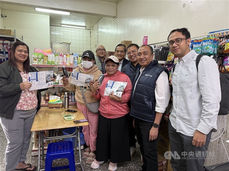 DEWAS BPJS Ketenagakerjaan mengunjungi toko Indosuara di Sanchong dan berdialog bersama PMI perawat. (Sumber Foto : CNA)