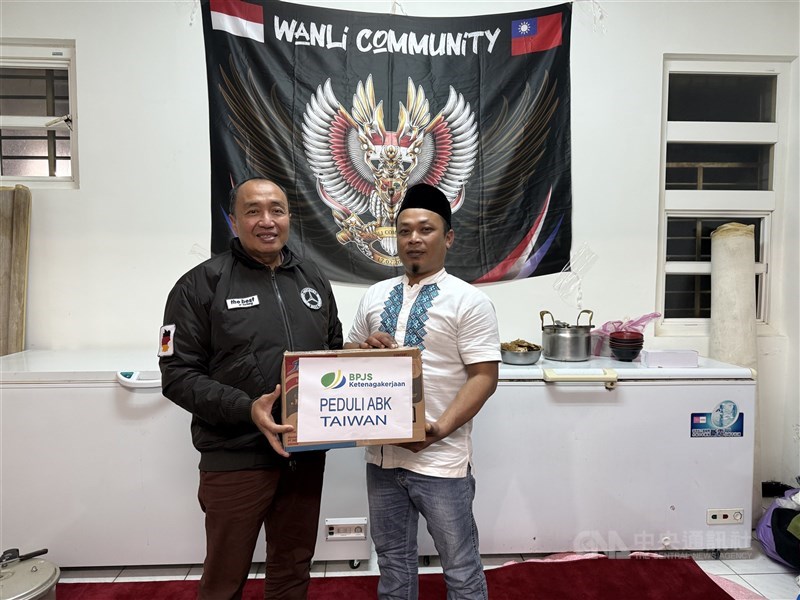 Ketua DEWAS BPJS Ketenagakerjaan memberikan Sembako kepada ABK Wanli Community. (Sumber Foto : CNA)