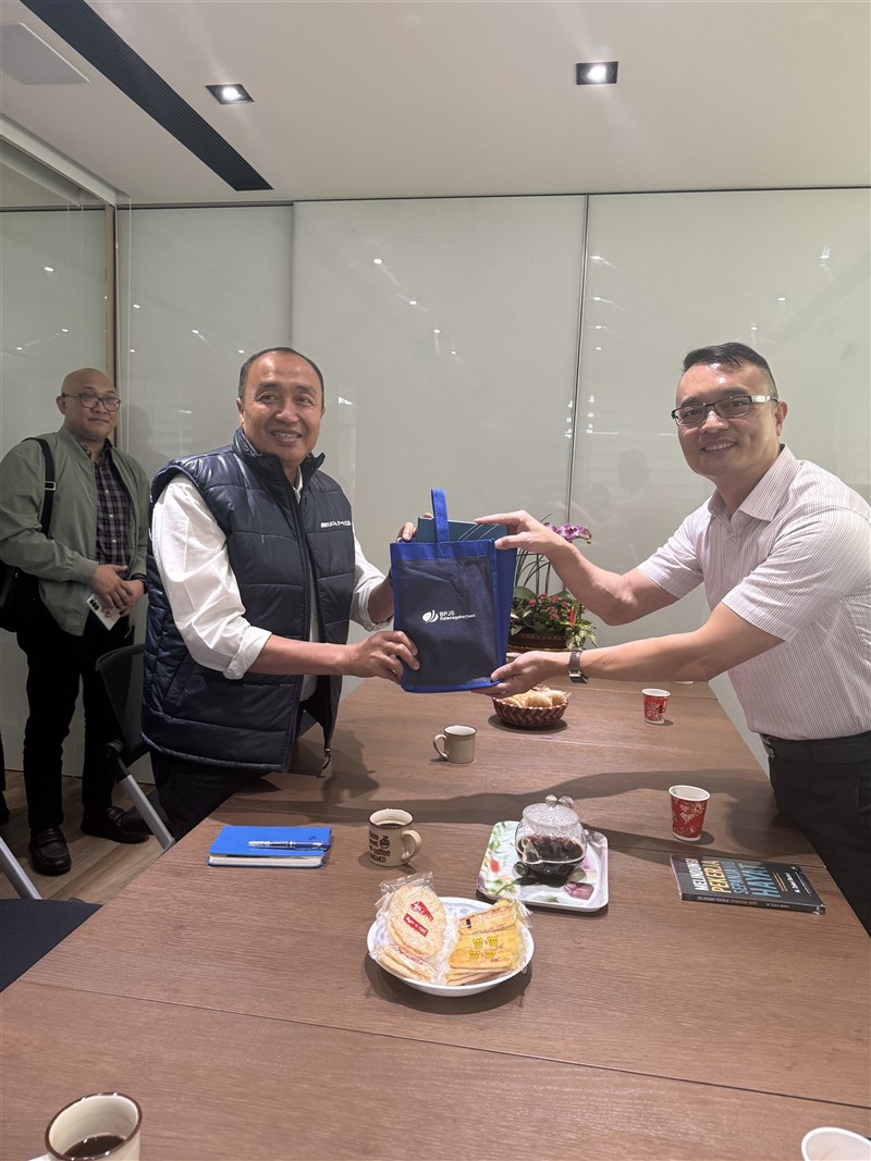 Alex Liao (Kanan), Direktur Ever Prosper menerima kenang-kenangan dari Ketua DEWAS BPJS Ketenagakerjaan, Zuhri (kiri). (Sumber Foto : CNA)