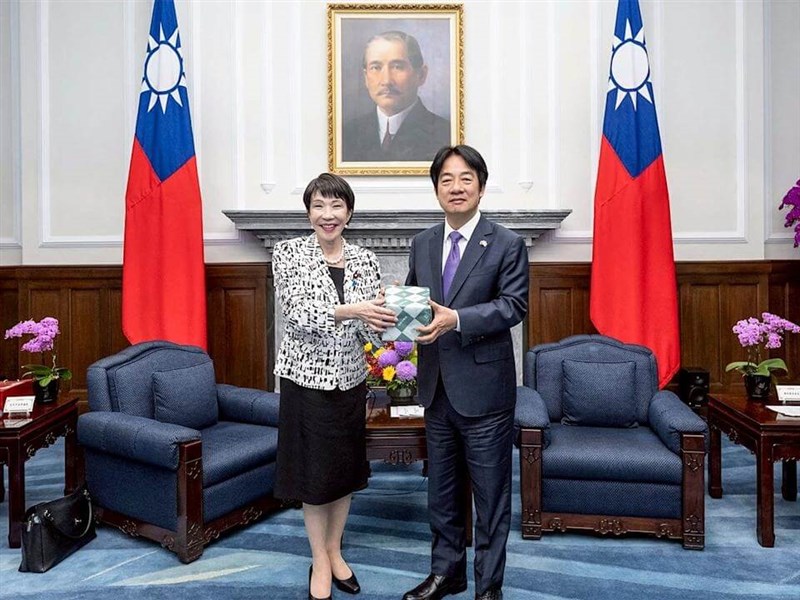 Presiden Lai Ching-te (kanan) bertemu dengan Sanae Takaichi di Kantor Kepresidenan selama kunjungannya ke Taiwan pada April 2025 sebagai anggota Diet Jepang. (Sumber Foto : Dokumentasi milik Kantor Kepresidenan)
