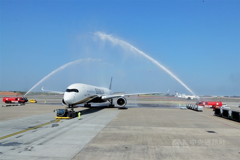 Sebuah pesawat Airbus A350-1000 milik Starlux Airlines menerima penghormatan semprotan air di Bandara Internasional Taoyuan pada hari Selasa, menandai pengoperasian pertama jenis pesawat tersebut di Taiwan. (Sumber Foto : CNA, 10 Februari 2026)