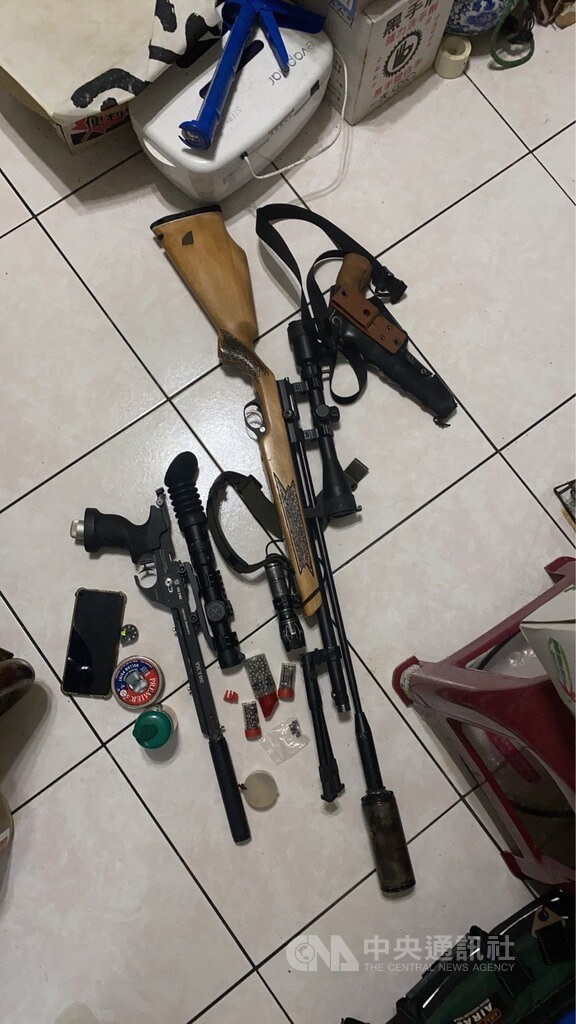 Senapan angin, peluru, dan peluru BB disita oleh polisi dari rumah seorang pria Taipei bermarga Huang, yang baru-baru ini ditahan setelah diduga menembak ke sebuah taman kanak-kanak di Distrik Wenshan, kota tersebut, terkait perselisihan kebisingan yang sedang berlangsung. (Sumber Foto : Dokumentasi CNA) 