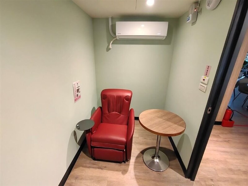 Fasilitas yang tersedia meliputi ruangan berpendingin dengan satu kursi berlengan dan sebuah meja bundar. (Sumber Foto : Biro Jalan Tol)