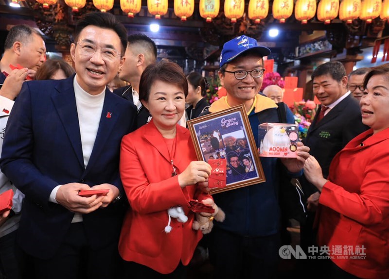 Wali Kota Taichung, Lu Shiow-yen (kedua dari kiri) pada hari Selasa. (Sumber Foto : CNA, 17 Februari 2026)