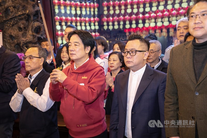 Presiden Lai Ching-te (kedua dari kiri) di Kuil Qiangan Keelung. (Sumber Foto : CNA, 17 Februari 2026)