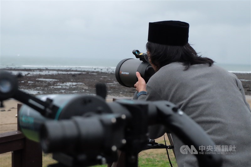 PCINU Taiwan melakukan pemantauan hilal di Tamsui, New Taipei, Selasa. (Sumber Foto : CNA, 17 Februari 2026)