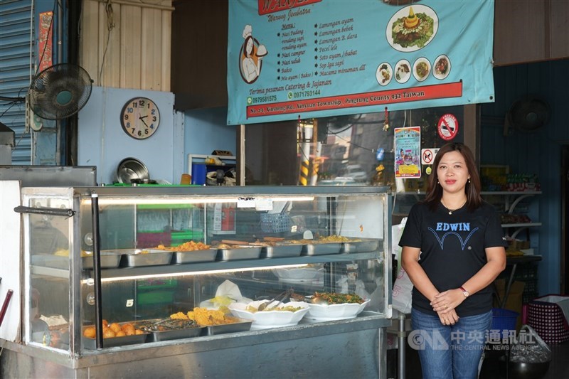 Anna, imigran baru asal Indonesia yang membuka toko makanan khas Nusantara di Kabupaten Pingtung. (Sumber Foto : Dokumentasi CNA)
