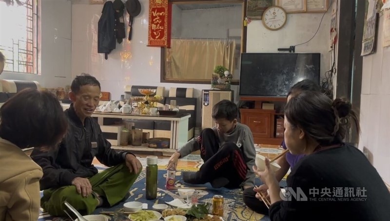 Văn dan keluarganya makan bersama pada 17 Februari, Hari Tahun Baru Imlek. (Sumber Foto : Dokumentasi CNA)