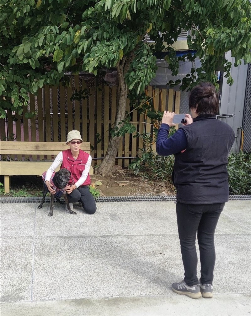Yu Yuan-hung (kiri) membantu memperkenalkan anjing terlantar untuk mencari keluarga baru. (Sumber Foto : Yu Yuan-hung)