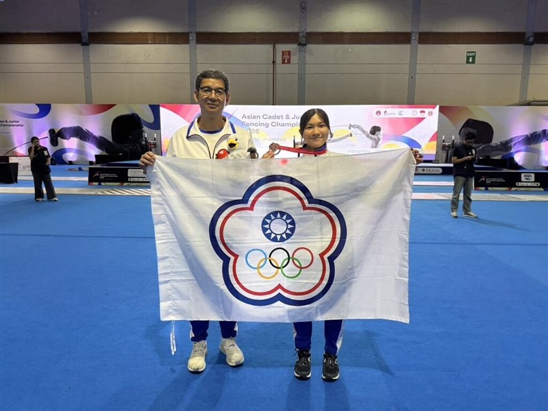 Atlet anggar Taiwan Hung Li-hsiang (kanan) dan pelatihnya, Wang San-tsai. (Sumber Foto : Wang San-tsai)