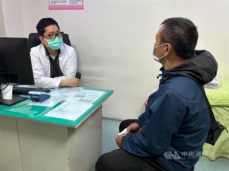 Pekerja migran Vietnam yang cedera parah akibat kecelakaan (kanan) dan dokter Lee