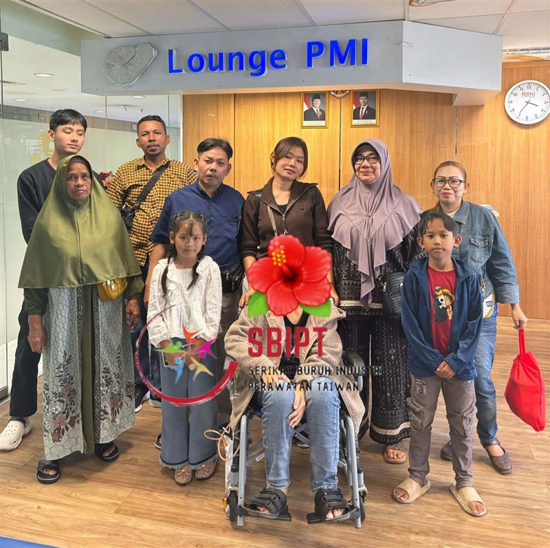 Wayi semasa hidupnya, PMI terkena sakit kanker payudara (duduk di kursi roda) dijemput oleh keluarganya dan diantar perawatan di Rumah Sakit Polri Keramat Jati. (Sumber Foto : KP2MI)