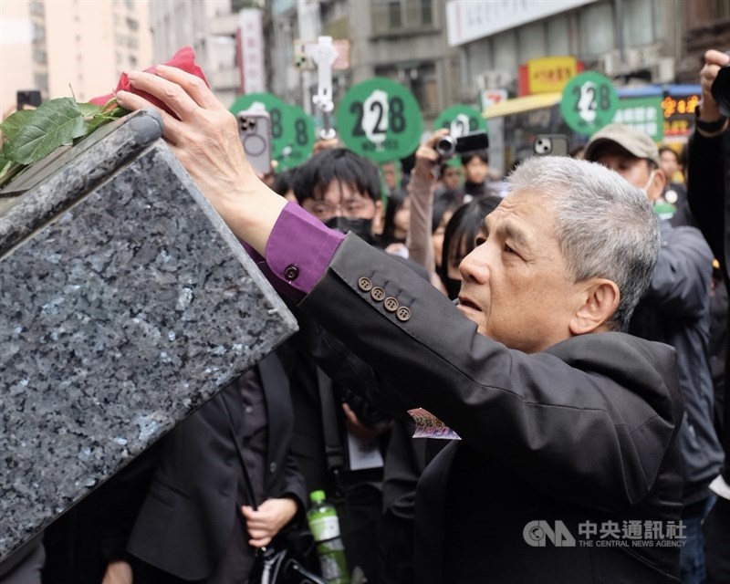 Pendeta Leonard Lin meletakkan bunga untuk menghormati para korban Insiden 228 dalam pawai damai di Taipei, 27 Februari 2026. (Sumber Foto : CNA, 27 Februari 2026)