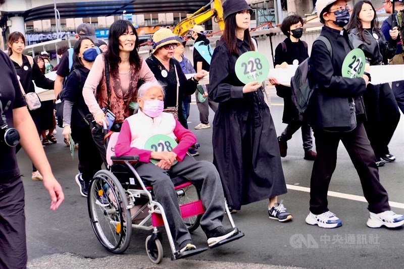Keluarga Chen, salah satu korban teror putih dalam pawai damai memperingati insiden 228 yang digelar di Taipei, Sabtu. (Sumber Foto : CNA, 27 Februari 2026)