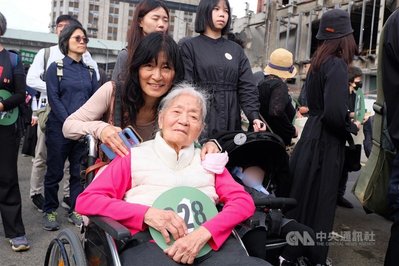 Keluarga Chen, salah satu korban teror putih dalam pawai damai memperingati insiden 228 yang digelar di Taipei, Sabtu. (Sumber Foto : CNA, 27 Februari 2026)