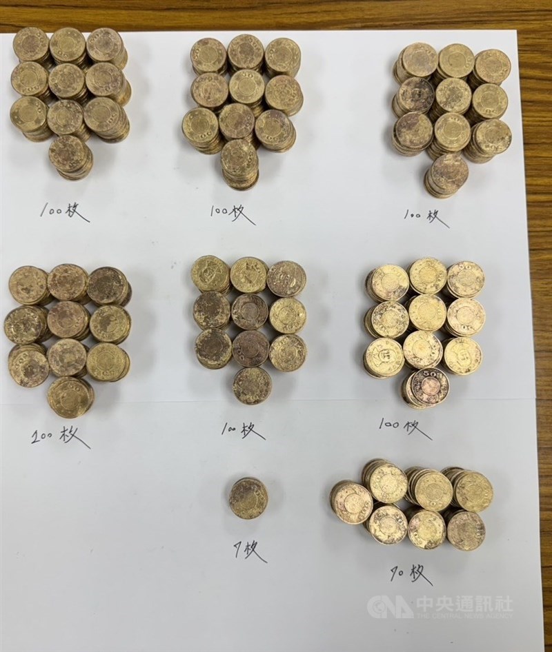 Ratusan keping koin dolar Taiwan palsu yang dibawa seorang pria Indonesia. (Sumber Foto : Otoritas setempat)
