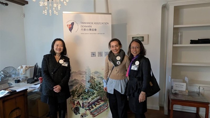 Presiden TAD Huang Yi-min (tengah) berpose bersama dua tamu lainnya pada acara perdana asosiasi tersebut di Denmark. (Sumber Foto : Taiwanese Association Denmark)
