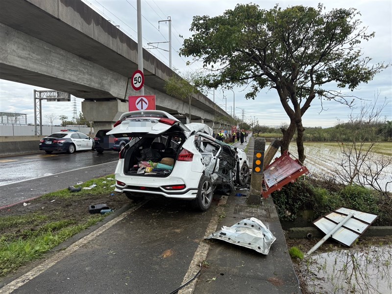 Mobil kecil yang terlibat dalam tabrakan di Distrik Yangmei, Taoyuan, Minggu. (Sumber Foto : Otoritas setempat)