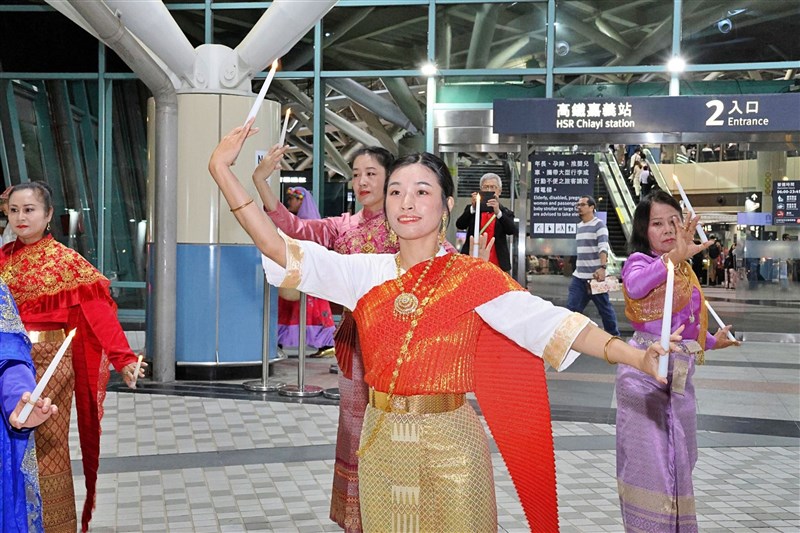 Sejumlah imigran baru menari di Stasiun Kereta Cepat Chiayi, Minggu. (Sumber Foto : Pemerintah Kabupaten Chiayi)